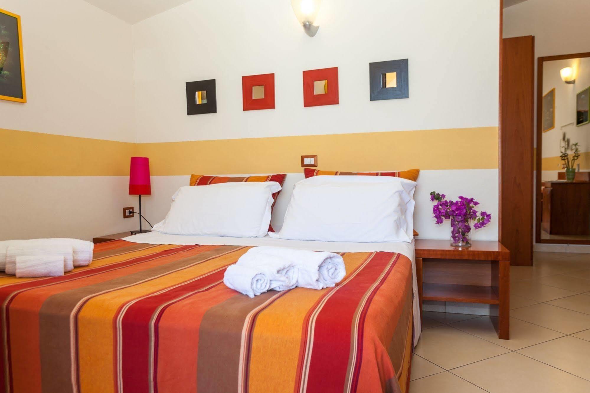 Villa Sunset B&B/Apartments Fontane Bianche Exterior photo
