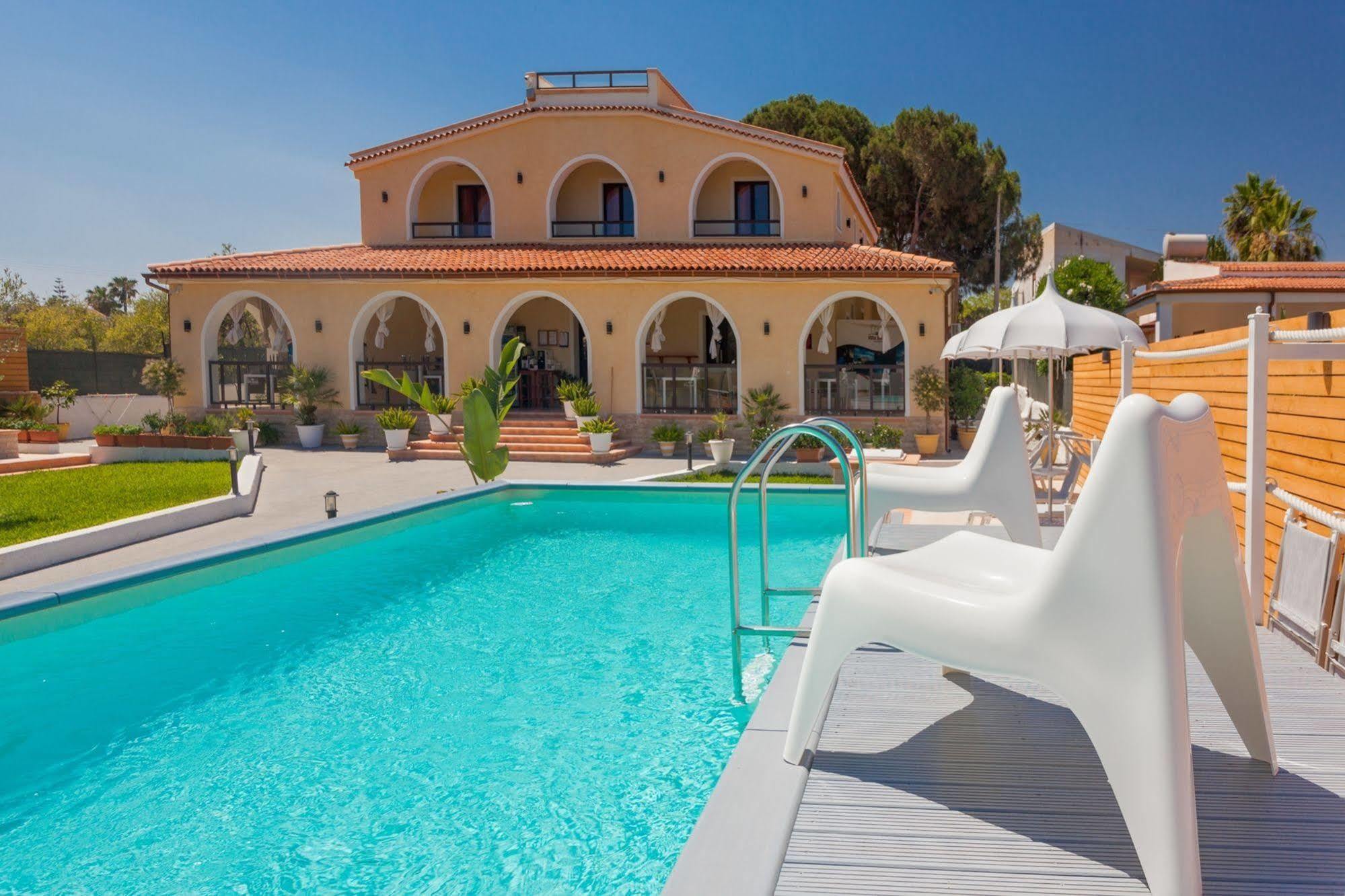 Villa Sunset B&B/Apartments Fontane Bianche Exterior photo